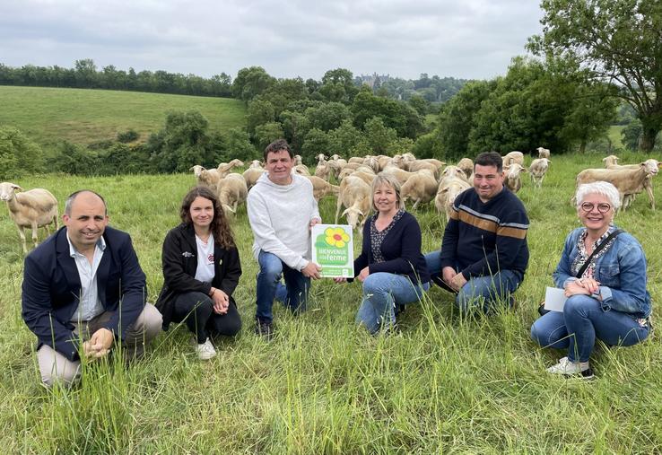 De gauche à droite : Anthony Gallard, président de l'antenne des Mauges de la Chambre d'agriculture ; Elise Foucault, animatrice du réseau Bienvenue à la ferme ; Yannick Gohier, président de Bienvenue à la ferme 49 ; Elisabeth Biotteau et David Mary, les éleveurs ; Claudine Bidet, élue à Orée d'Anjou.