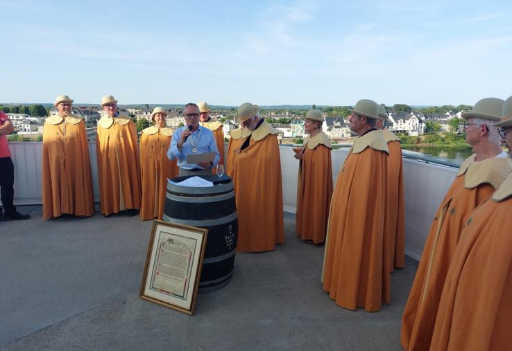 Les membres de l'Académie des maîtres du Melon du Haut Poitou ont intronisé 3 nouveaux membres dont le maire de Saumur, Jackie Goulet, qui devient ainsi ambassadeur de l'IGP.