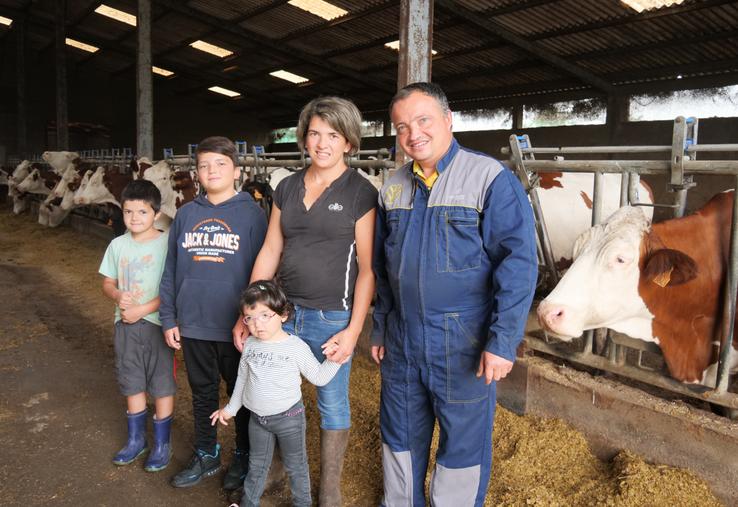 Emilie et Mickaël Graveleau, associés de l'EARL du Grand Cormier, et leurs enfants Nathan, Valentin et Justine. "J'ai été agent de remplacement quelques années avant de m'installer, explique Mickaël, et je me suis toujours dit que je ferais appel moi aussi plus tard au SR".