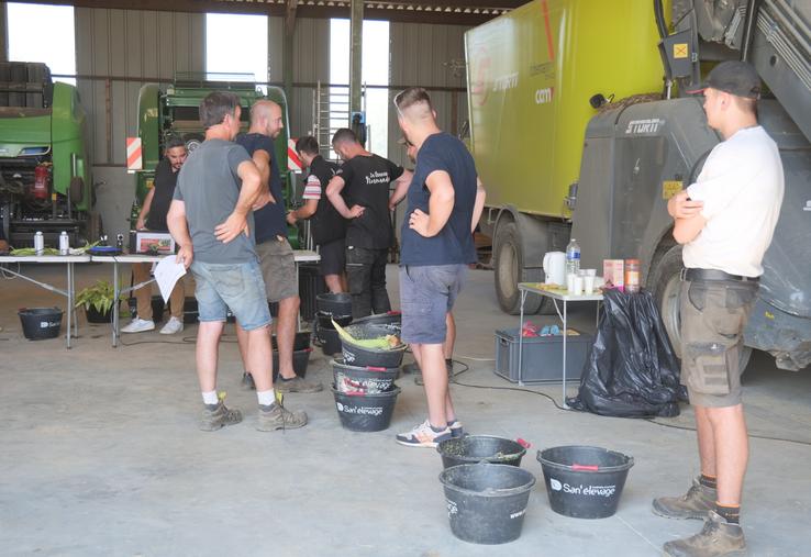 Mercredi 6 août, sous le hangar de la Cuma de la Florenchère, à La Boutouchère.