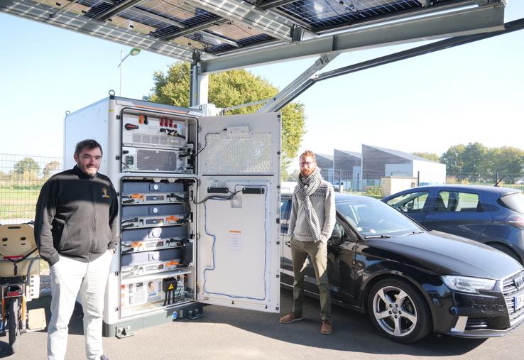 Nicolas Chevalier, directeur de GP Watt, et Adrien Tuffereau, ingénieur énergies renouvelables, devant la batterie testée à Melay. En bas à droite, l'installation de Michaël Bauland, agriculteur de Chazé-sur-Argos. 