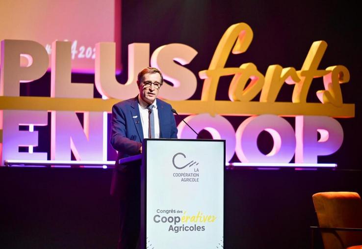 Dominique Chargé, président de la Coopération agricole, et à droite, la ministre de l'Agriculture, Annie Genevard et le grand témoin du congrès Jean-Dominique Sénard, président de Renault.