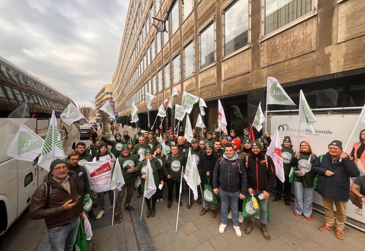 Les agriculteurs angevins et ligériens à leur arrivée à Bruxelles jeudi.