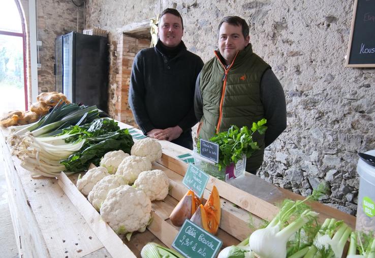 Jérémy Papin, ancien salarié dans l'aviculture, et Pierre Defois, ancien salarié horticole, sont associés au sein de la SARL Les artisans du potager.