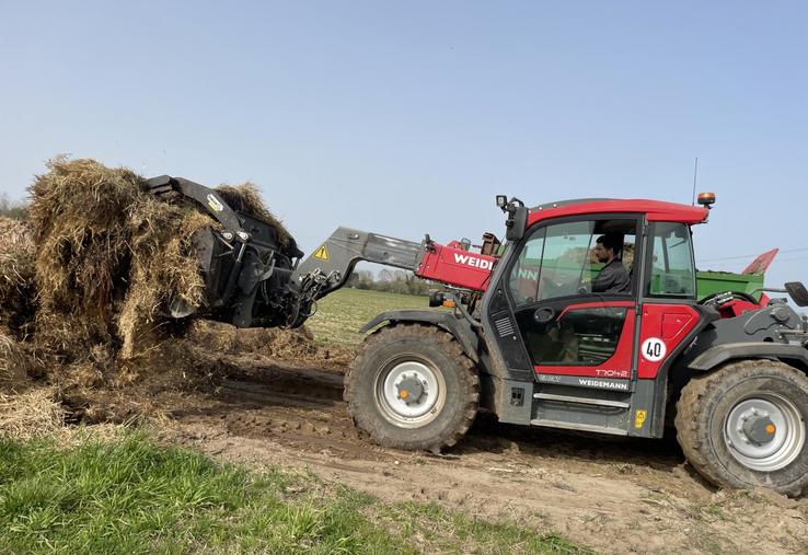 Six outils peuvent être attelés au téléscopique, dont le godet griffe.