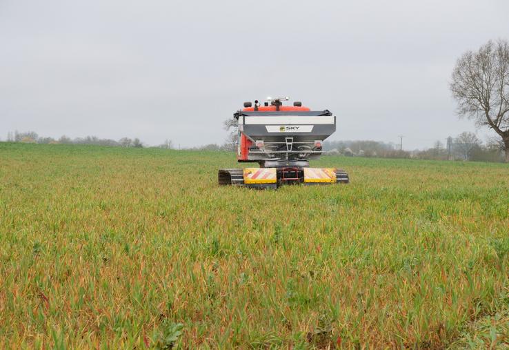La dameuse aménagée de la SARL Guillot passe dans les terrains chargés en eau, sans les abîmer. En bas à droite, le gérant Damien Guillot et le chauffeur-mécanicien Théo Houdmon. 