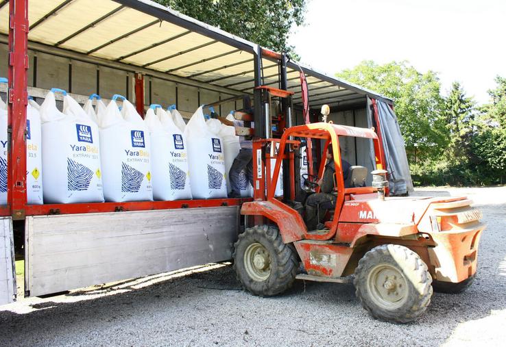 Livraison d'engrais conditionné en big bag dans une exploitation agricole. 