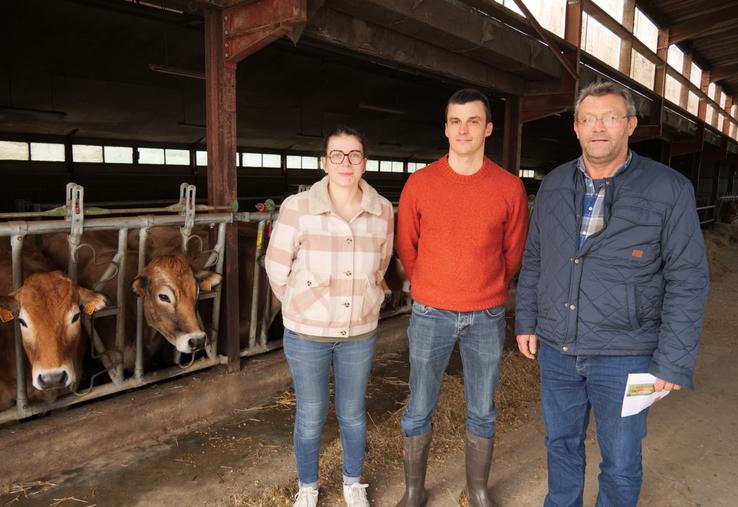 Laetitia Charbonnier, qui prépare son installation pour le 1er janvier 2027, Alexis, installé en 2017 et son père Philippe, installé en 1990.