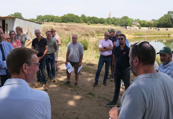 Devant la réserve du Gaec de l'Envol, les représentants FDSEA et JA ont interpellé le préfet sur la problématique de l'eau.