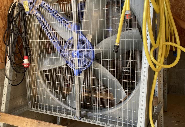 Outre les deux lignes de pipettes, ici dans son bâtiment de chapons de poulets, Romain Beaupère a installé deux turbines munies de couronne de brumisation lors des fortes chaleurs en fin de lot.